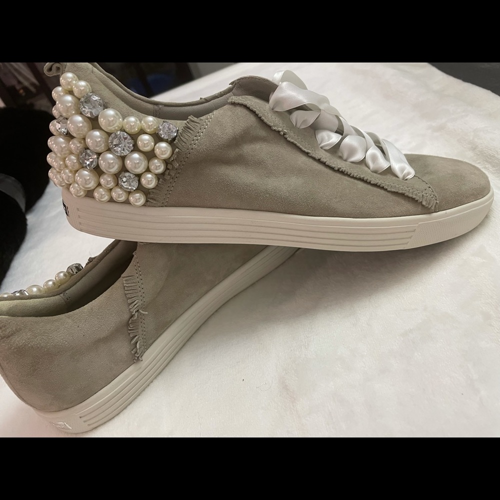 Stunning beige sneakers with details Made in Germany